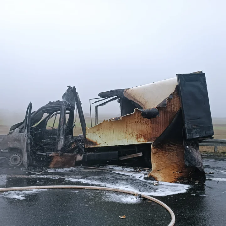 Pożar samochodu dostawczego na autostradzie A2 w Łódzkiem