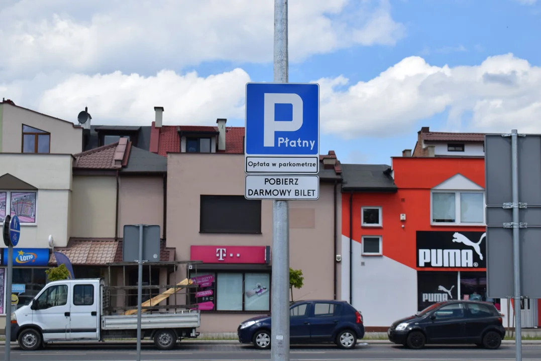 Płatny parking przy centrum handlowym w Zgierzu. Klienci odjeżdżają z mandatami [ZDJĘCIA] - Zdjęcie główne