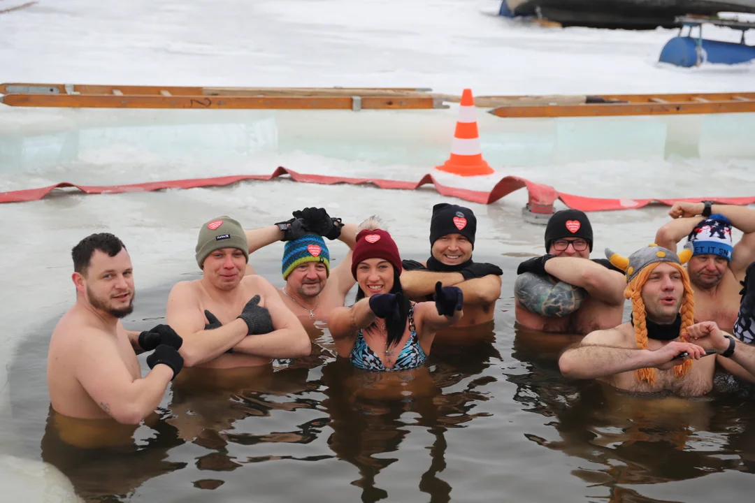 Przerębel w kształcie serca. W takich warunkach morsy w Słupnie grały z WOŚP [ZDJĘCIA] - Zdjęcie główne