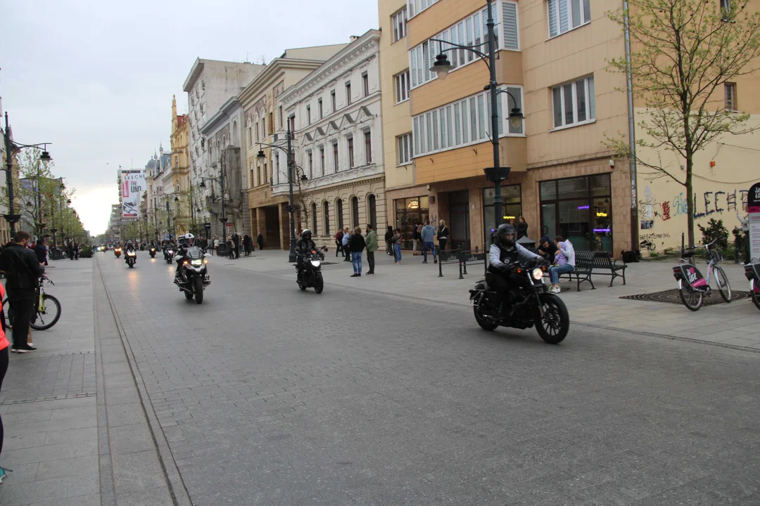 Wielka parada motocyklowa na ulicy Piotrkowskiej w Łodzi