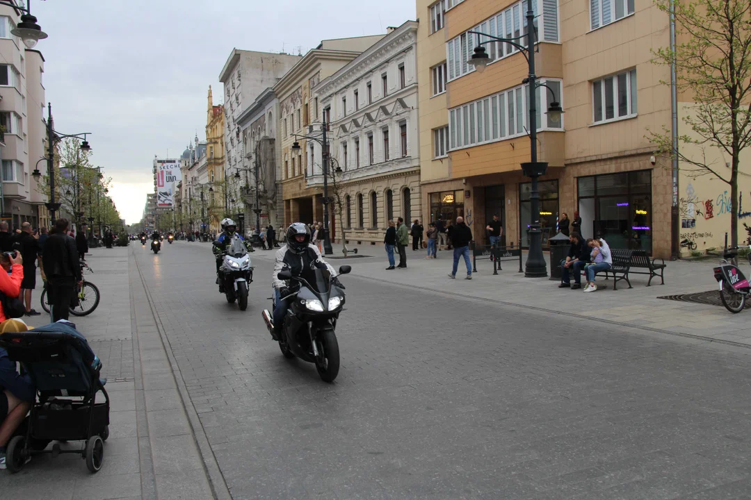 Wielka parada motocyklowa na ulicy Piotrkowskiej w Łodzi