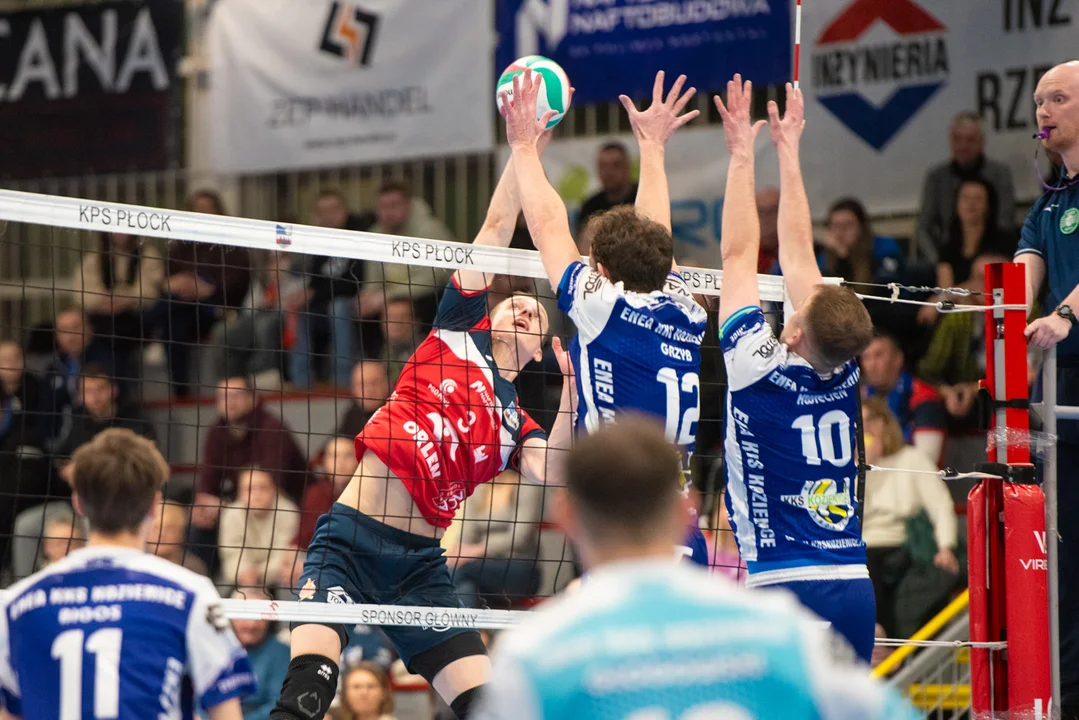 KPS Płock pokonał Eneę i jest o krok od siatkarskiej fazy play-off [ZDJĘCIA Z MECZU] - Zdjęcie główne