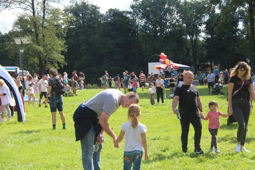 Piknik rodzinny w parku na Młynku w Łodzi