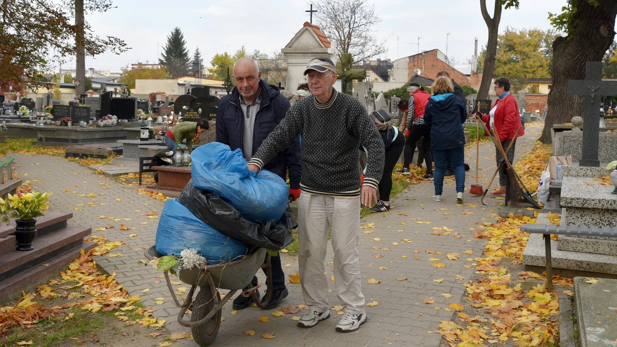 Członkowie TPZK posprzątali zabytkowe groby na kutnowskim cmentarzu