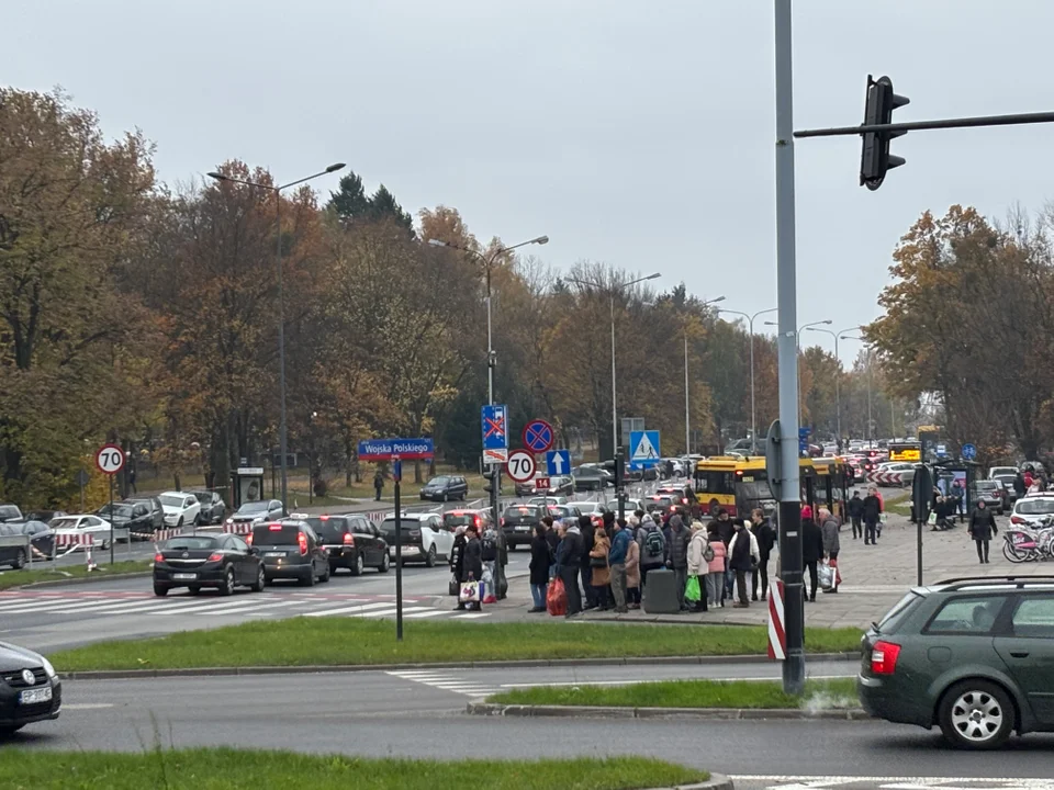 Korki w okolicach cmentarza na Dołach