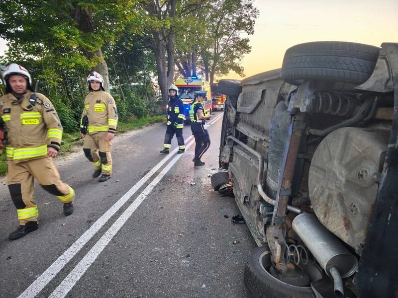 Wypadek na trasie Leśniewo–Darżlubie. Auto uderzyło w drzewo, dwie osoby ranne