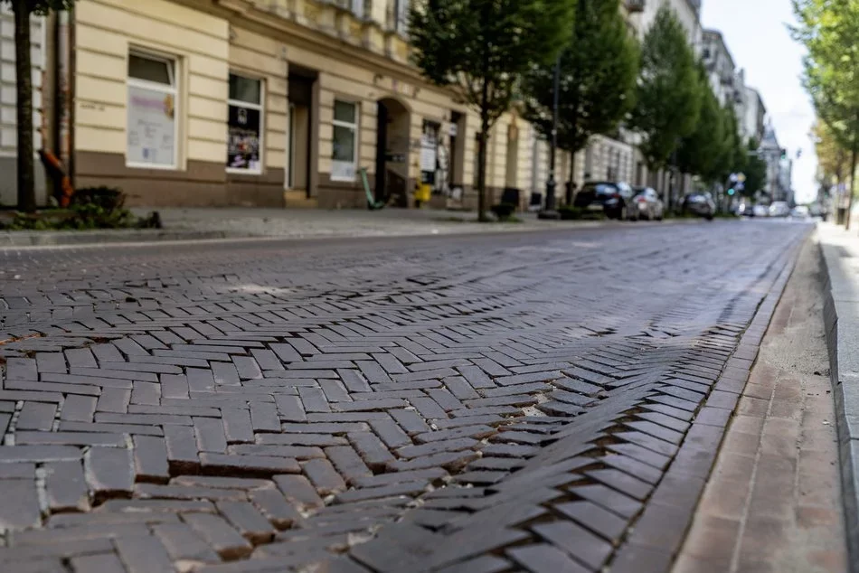 Zarząd Inwestycji Miejskich zapowiada naprawę kostki na ul. Jaracza w Łodzi. Sprawdź termin rozpoczęcia prac [ZDJĘCIA] - Zdjęcie główne