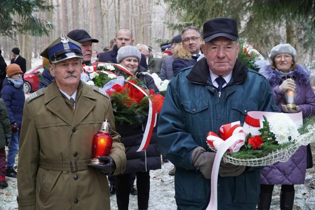 Oddano hołd bohaterom. Obchody  84. Rocznicy Rozstrzelania Mieszkańców Gostynina i Ziemi Gostynińskiej [ZDJĘCIA] - Zdjęcie główne