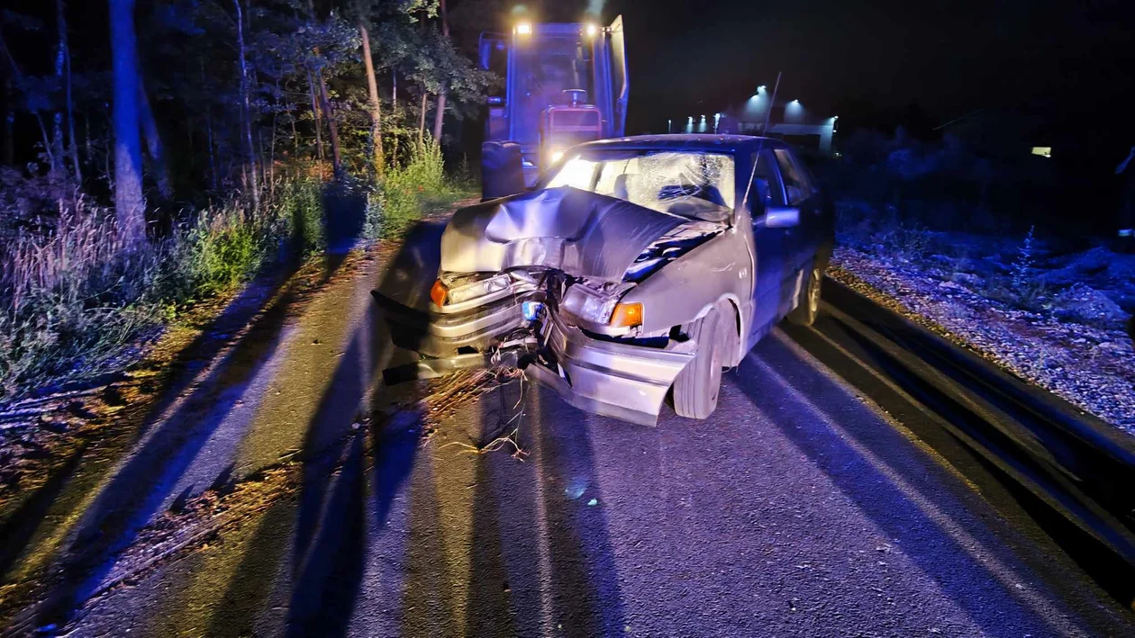 Groźny wypadek w naszym powiecie. Auto wbiło się w przydrożne drzewo [FOTO] - Zdjęcie główne