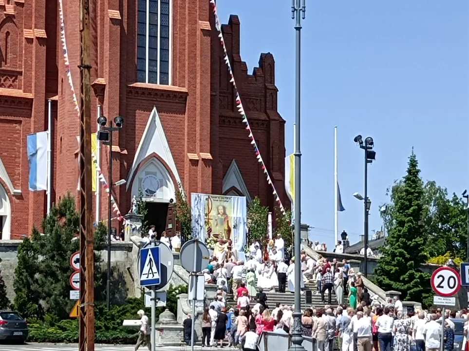 Ulicami Zgierza przeszły procesje Bożego Ciała.