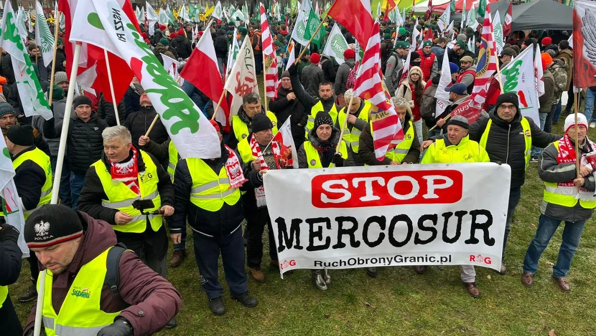 Rolnicy protestują w Strasburgu. Wśród nich delegacja z woj. łódzkiego - Zdjęcie główne