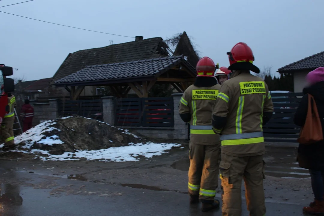 W miejscowości Bielawki w jednym z domów zawalił się dach. Służby zabezpieczają budynek