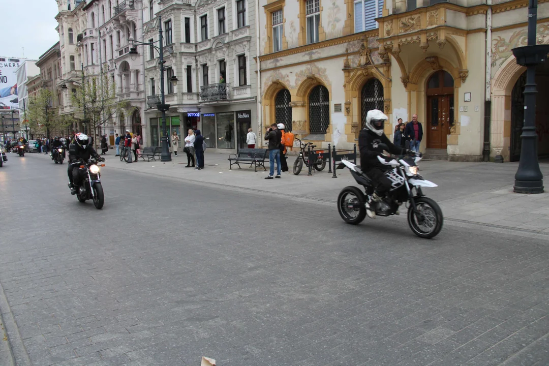 Wielka parada motocyklowa na ulicy Piotrkowskiej w Łodzi