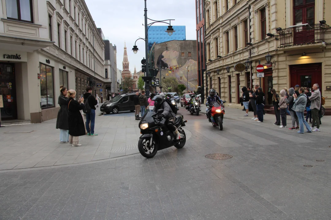 Wielka parada motocyklowa na ulicy Piotrkowskiej w Łodzi