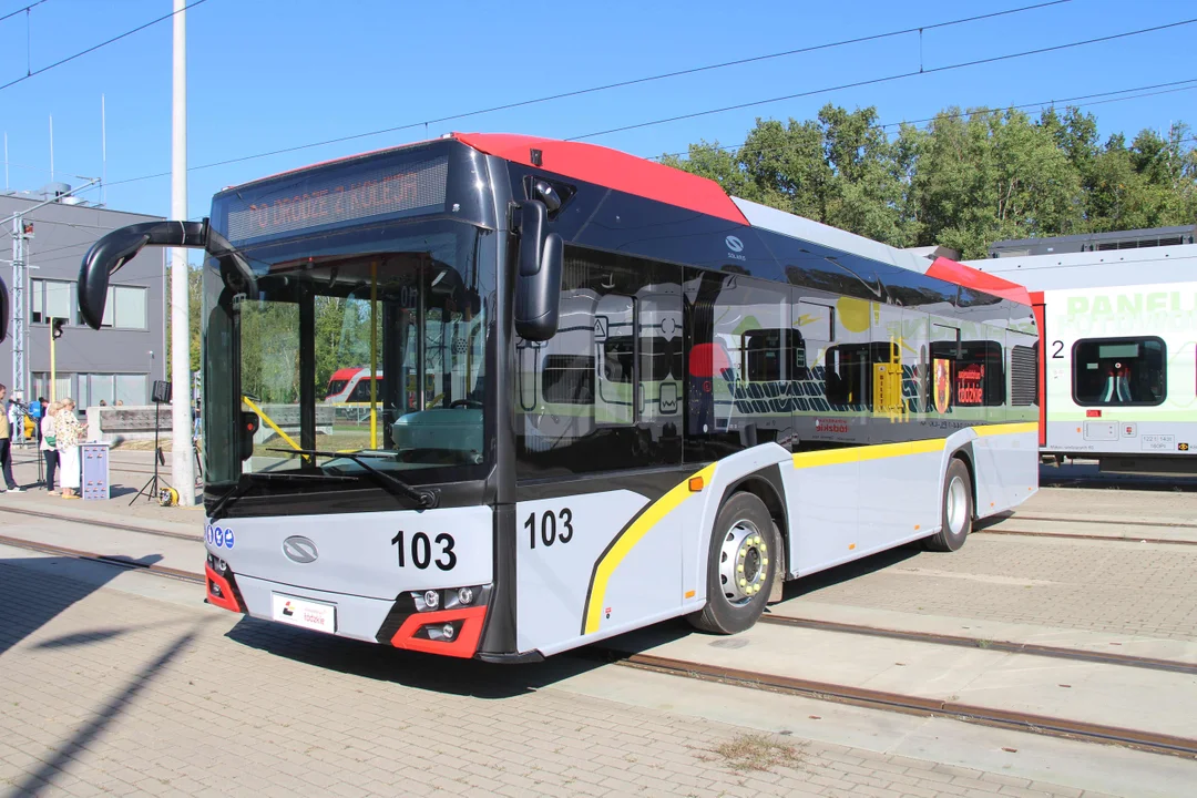 Łódzka Kolej Aglomeracyjna stawia na autobusy. Dojedzie tam, gdzie nie może pociąg [ZDJĘCIA] - Zdjęcie główne