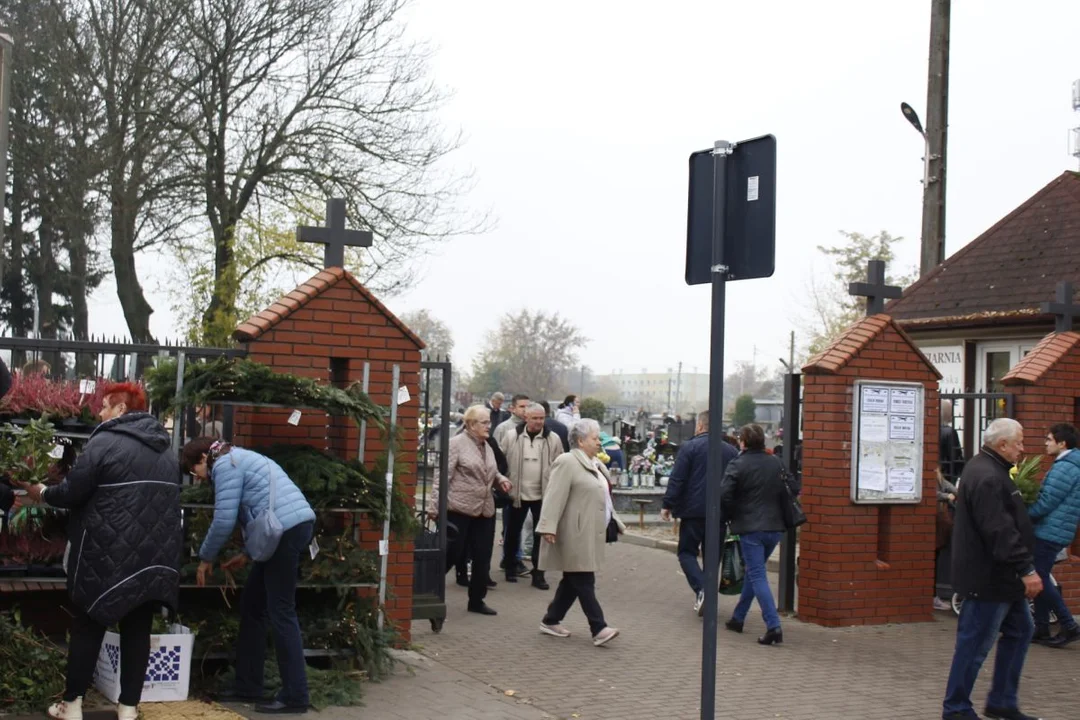 Tłumy łodzian na cmentarzu na Kurczakach