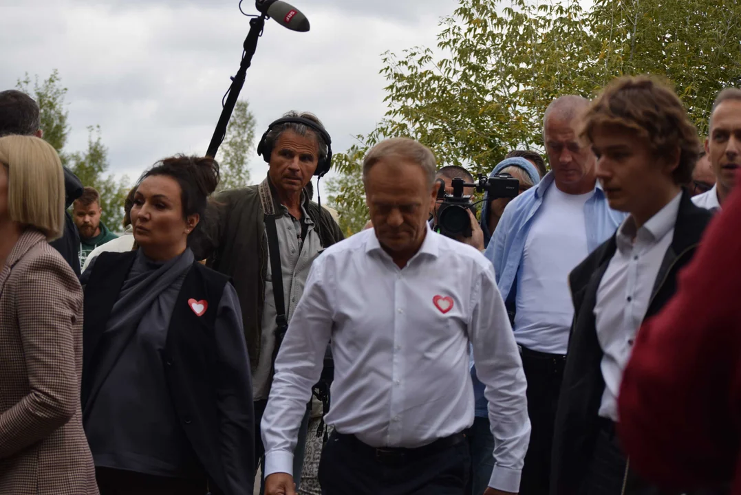 Tusk kontra TVP w Zgierzu. „Zachowujecie się panowie, funkcjonariusze telewizji publicznej, jakbyście byli pod pływem alkoholu” [ZDJĘCIA] - Zdjęcie główne