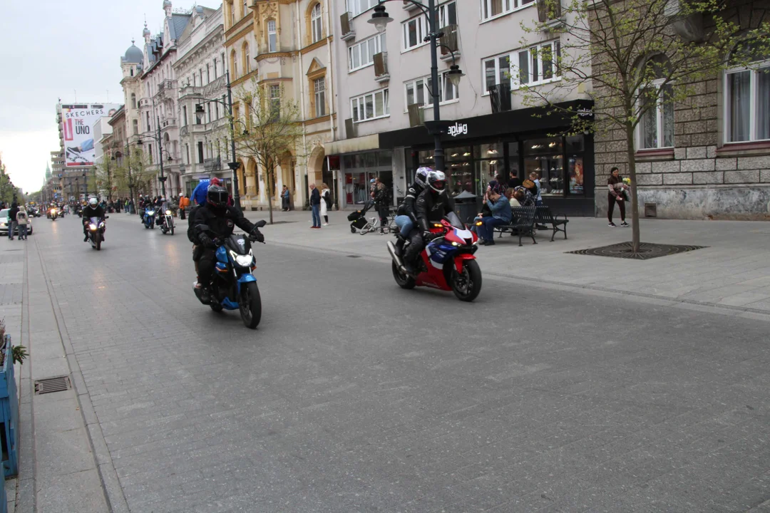 Wielka parada motocyklowa na ulicy Piotrkowskiej w Łodzi