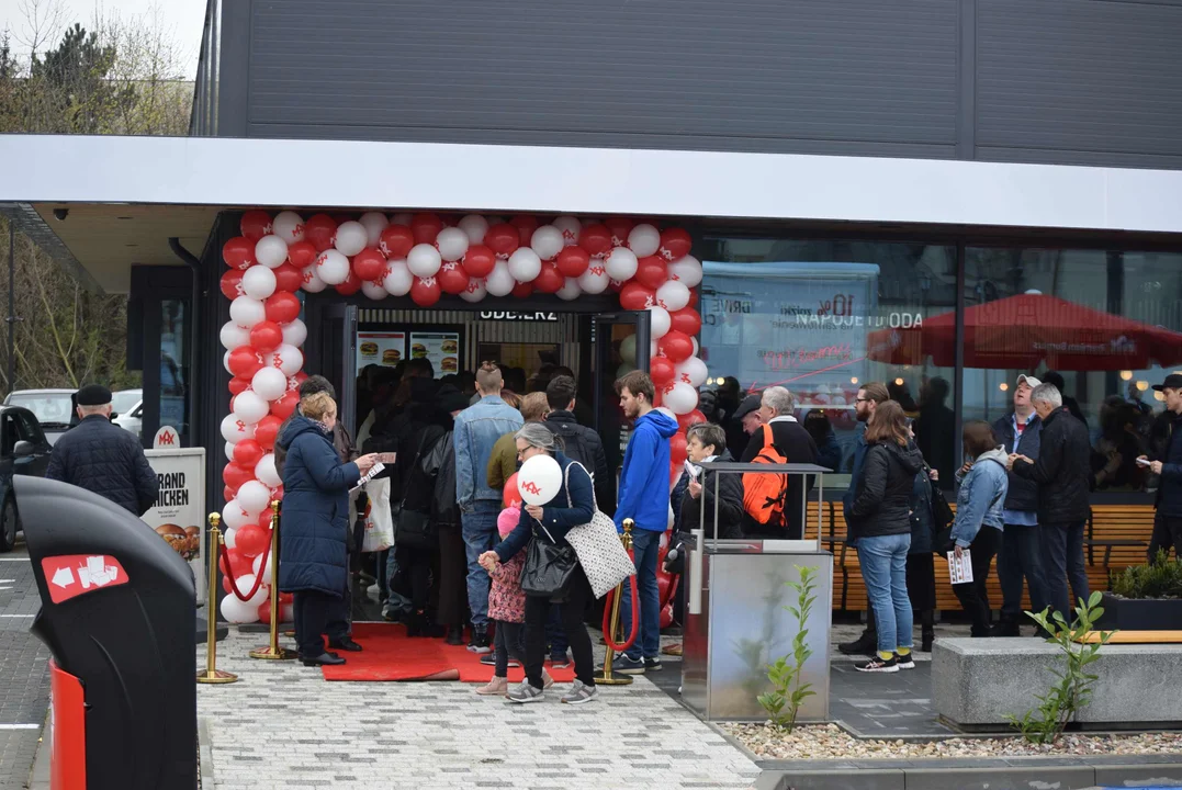 Tłumy łodzian na otwarciu restauracji MAX Premium Burgers. Tego jeszcze w Łodzi nie było [ZOBACZ ZDJĘCIA]