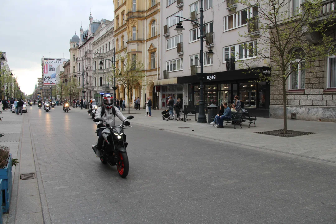 Wielka parada motocyklowa na ulicy Piotrkowskiej w Łodzi