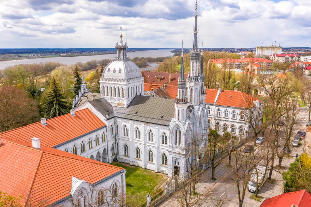 Tak wygląda Świątynia Miłosierdzia i Miłości wiosną [ZDJĘCIA Z DRONA] - Zdjęcie główne