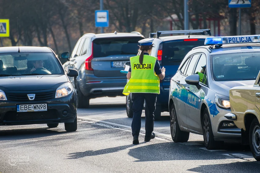 Wypadek na al. Wyszyńskiego. Policyjny motocykl zderzył się z osobówką