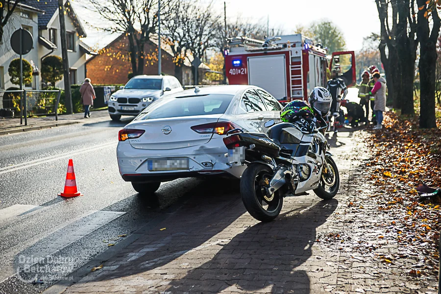 Zderzenie motocyklistów z osobówką. Wypadek przy bełchatowskim targowisku [FOTO]