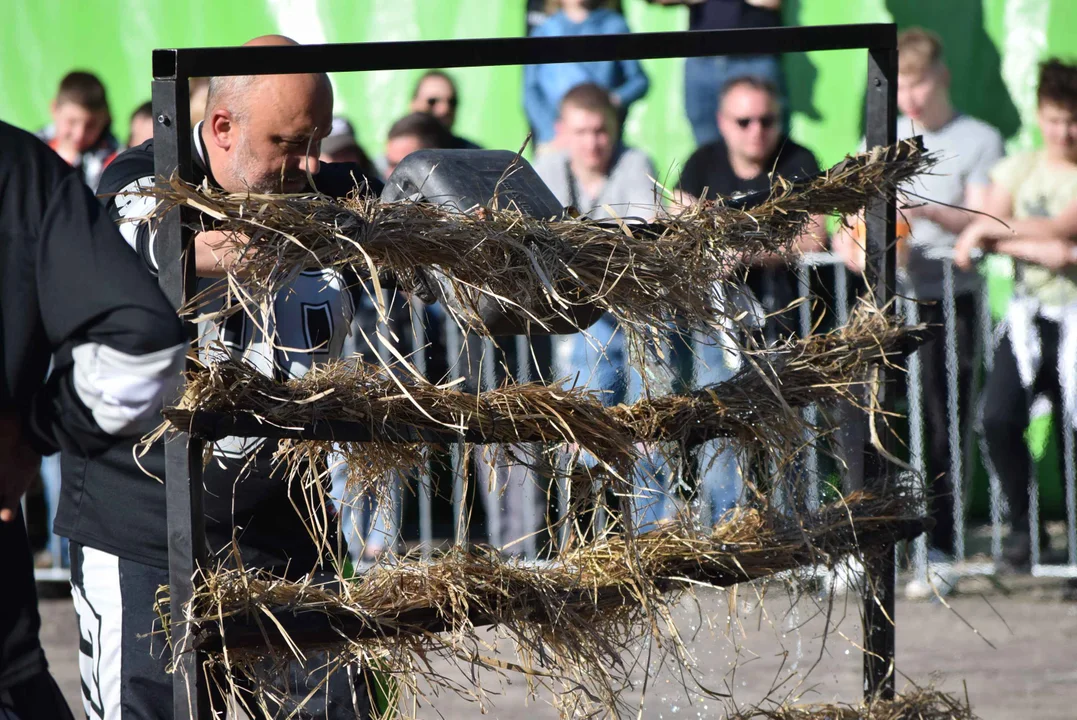 Giganty na czterech kołach zrobiły duże show! Widowiskowy pokaz monster trucków