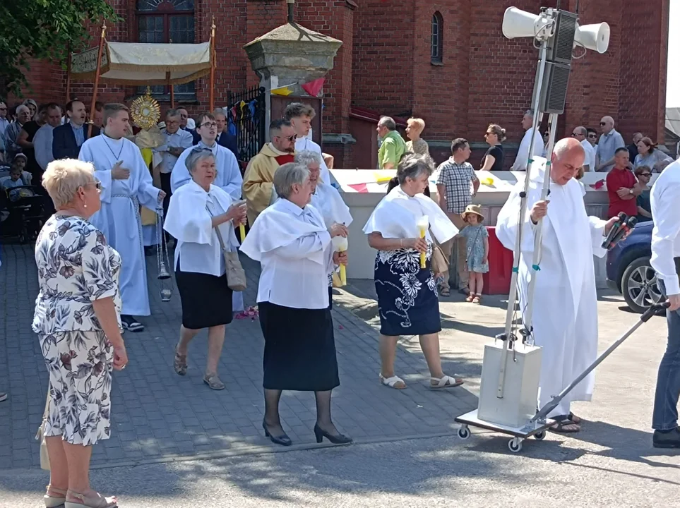 Ulicami Zgierza przeszły procesje Bożego Ciała.