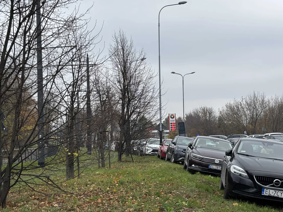 Korki w okolicach cmentarza na Dołach