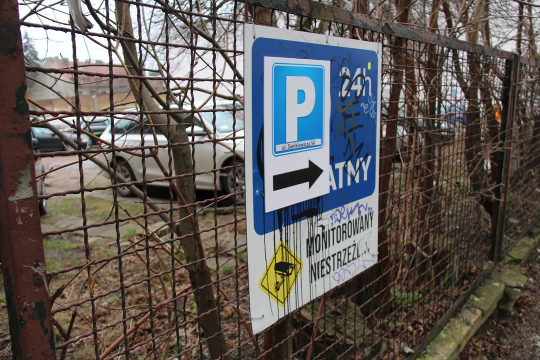 Parkingi w Łodzi - ile zapłacisz za parking w centrum?