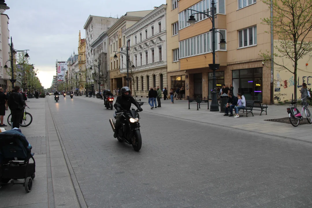 Wielka parada motocyklowa na ulicy Piotrkowskiej w Łodzi