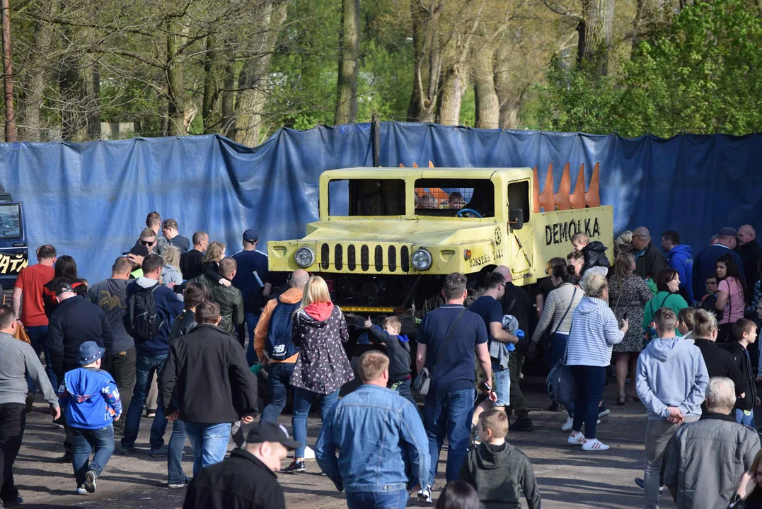 Giganty na czterech kołach zrobiły duże show! Widowiskowy pokaz monster trucków