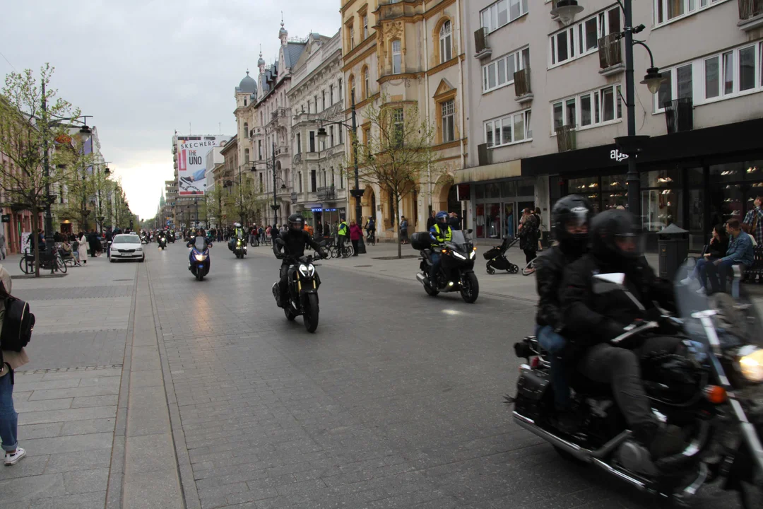 Wielka parada motocyklowa na ulicy Piotrkowskiej w Łodzi