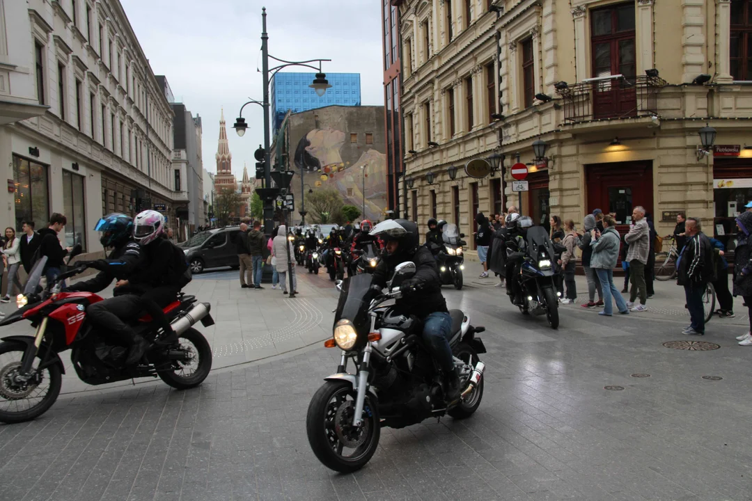 Wielka parada motocyklowa na ulicy Piotrkowskiej w Łodzi