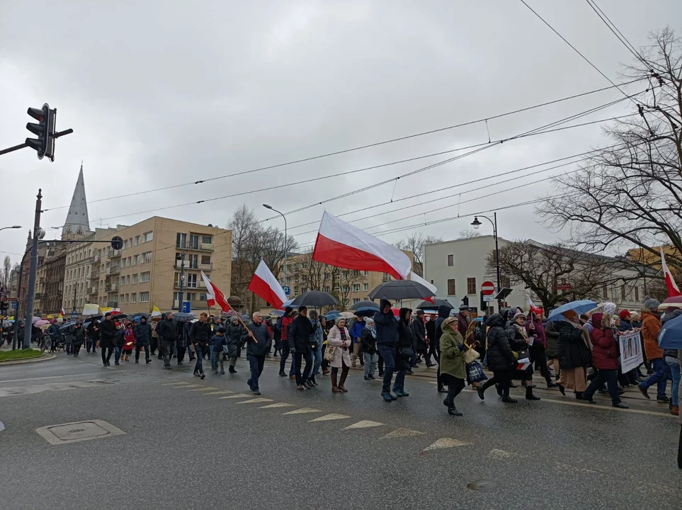 Marsz papieski w Łodzi. Setki łodzian ruszyło ulicami miasta [zdjęcia]