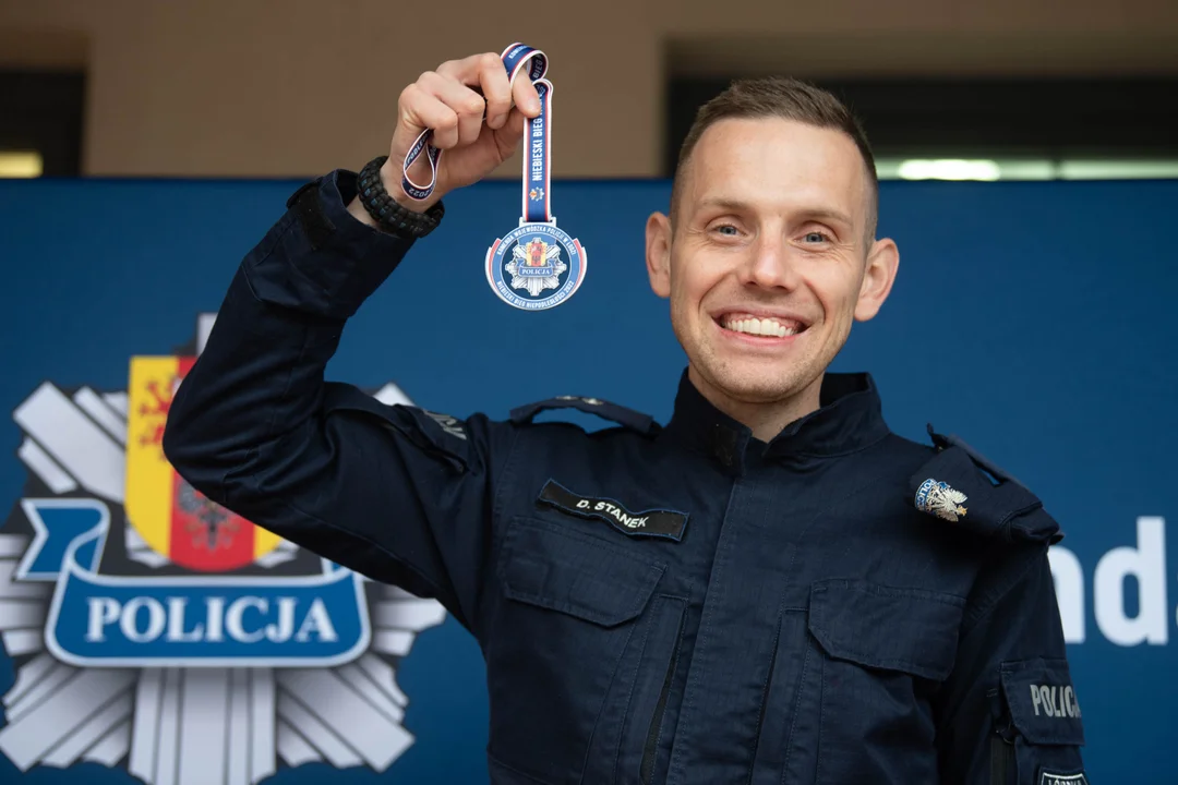 Biega, bo lubi dobrze zjeść. Organizuje zawody, bo lubi ludzi. Służy w policji, bo to praca jego marzeń - Zdjęcie główne