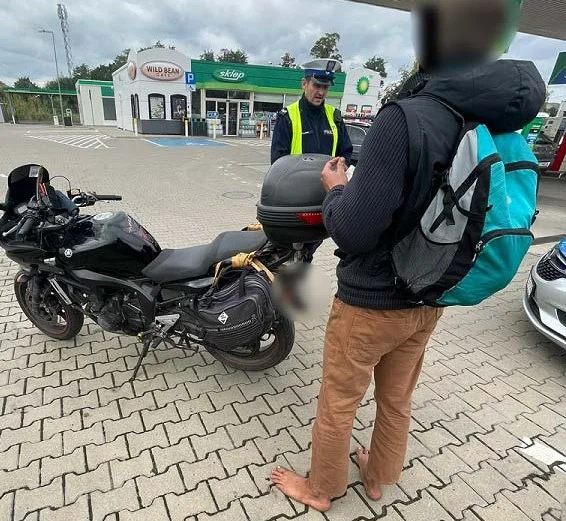 Prowadził motocykl w niecodziennym stroju. Policjanci byli zaskoczeni! [ZDJĘCIA] - Zdjęcie główne