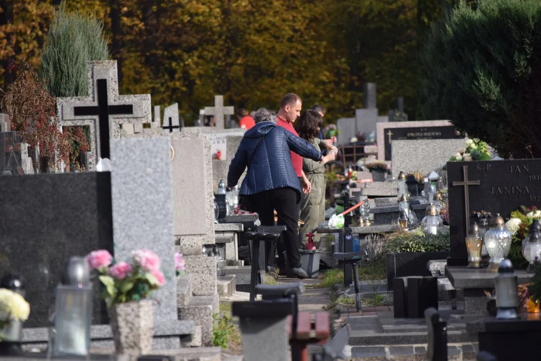 Łodzianie przygotowują groby bliskich do Wszystkich Świętych