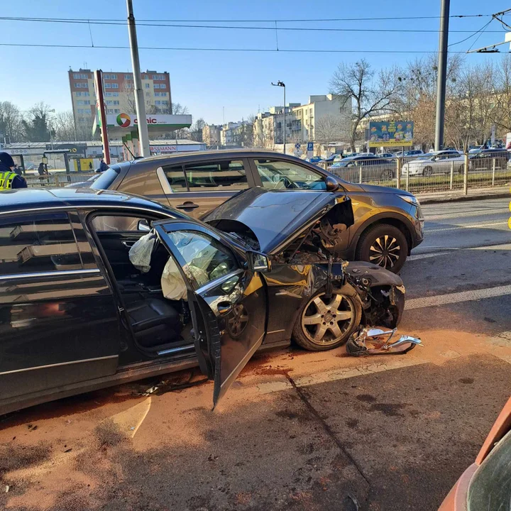 Kolizja z udziałem autobusu MPK Łódź. Są utrudnienia w centrum