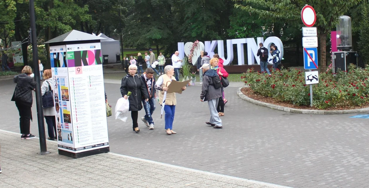 Trwa Święto Róży. Sporo osób odwiedza park Traugutta