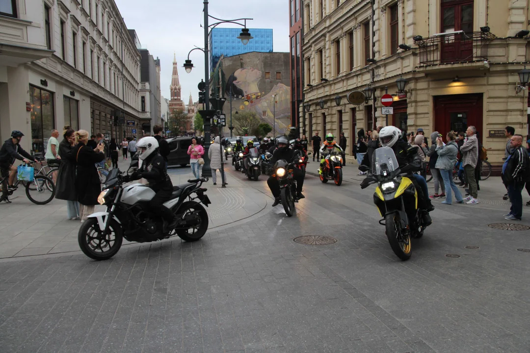 Wielka parada motocyklowa na ulicy Piotrkowskiej w Łodzi