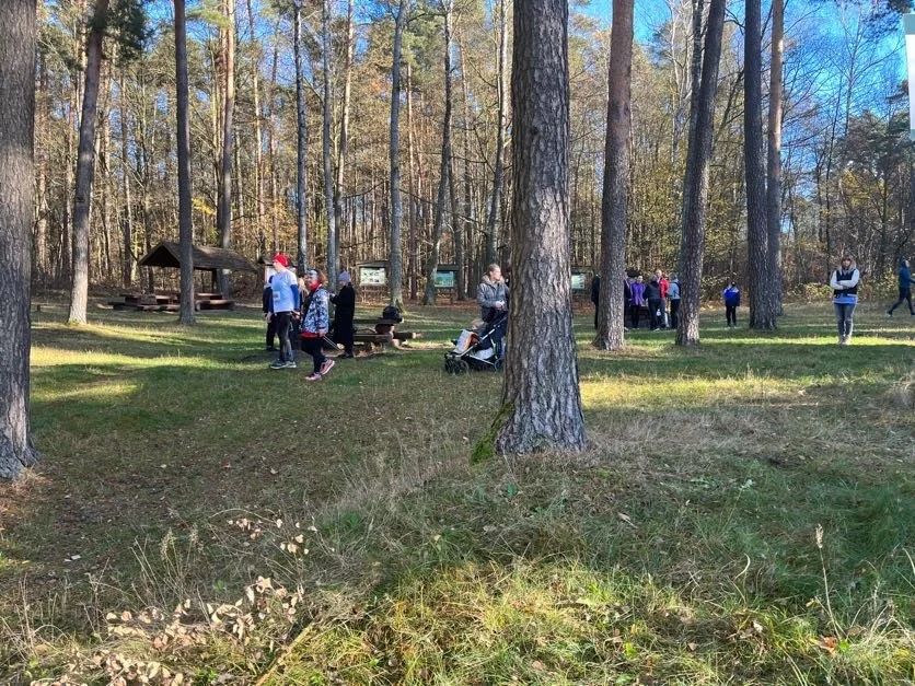 VIII edycja Spaceru i Biegu do Niepodległości w Grotnikach. Piękna pogoda zachęcała do aktywnego spędzania czasu!