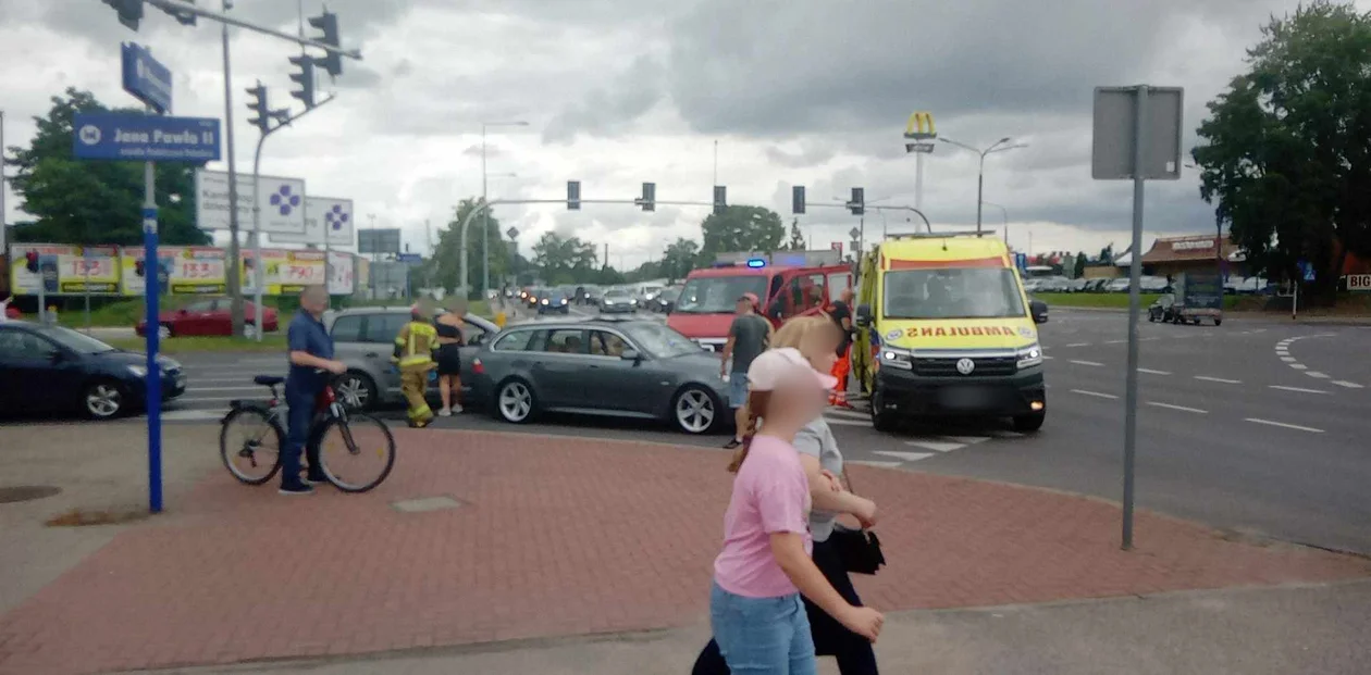 Policja i służby na Podolszycach. Tworzyły się korki. Co się stało? [ZDJĘCIA] - Zdjęcie główne