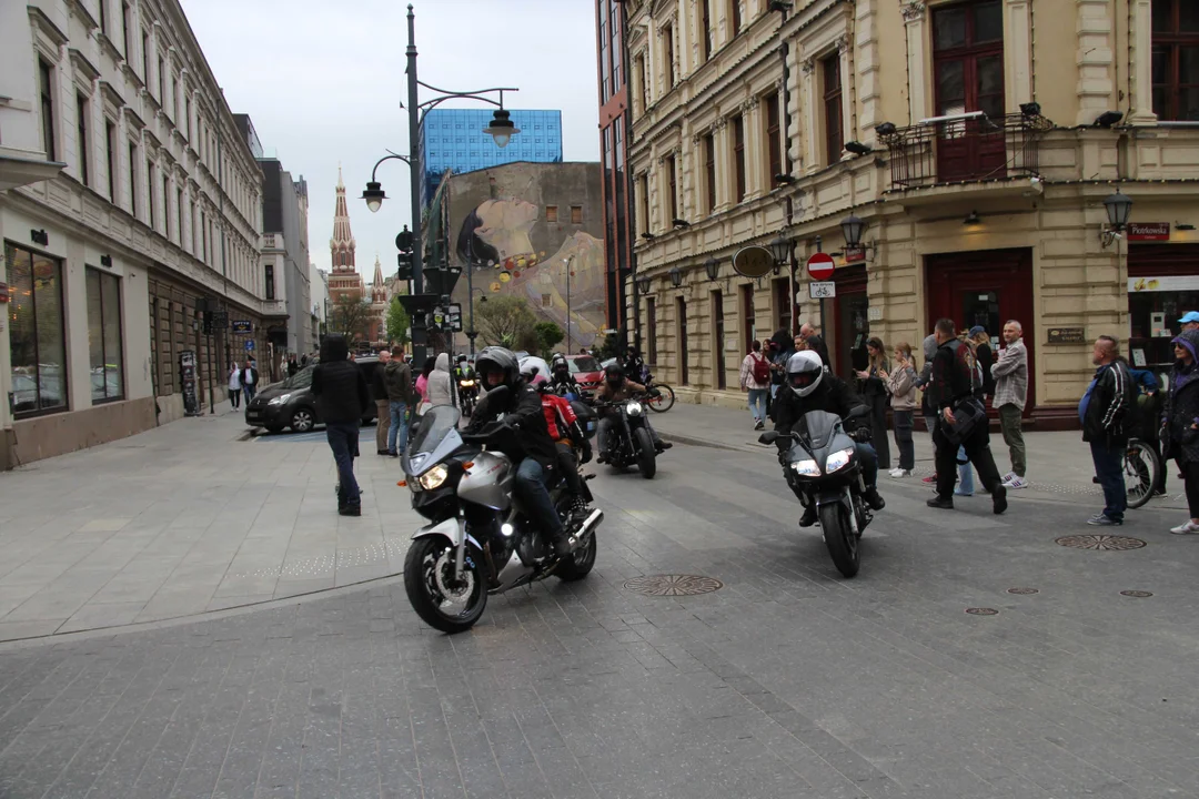 Wielka parada motocyklowa na ulicy Piotrkowskiej w Łodzi