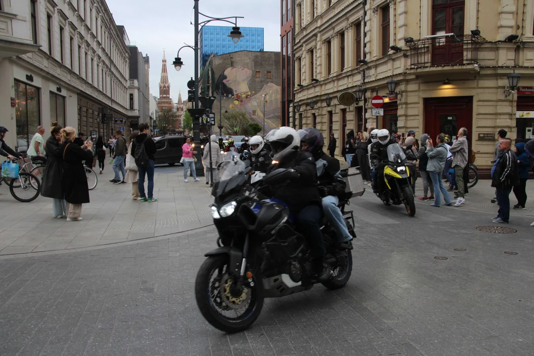 Wielka parada motocyklowa na ulicy Piotrkowskiej w Łodzi