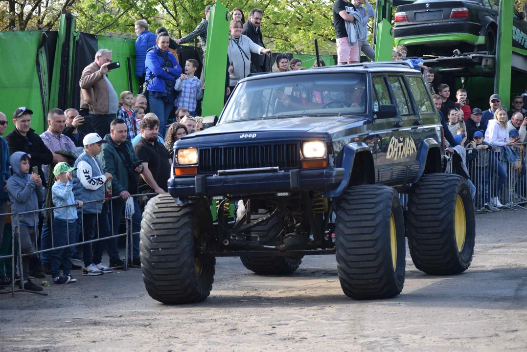 Giganty na czterech kołach zrobiły duże show! Widowiskowy pokaz monster trucków