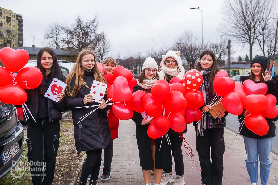 Walentynki przy bełchatowskim targowisku. Uczniowie rozdawali mieszkańcom upominki