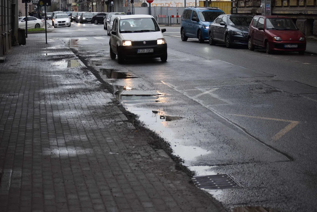 Fatalny stan drogi przy przystanku w centrum Łodzi. Z dziur robią się jeziora, a krawężniki nie istnieją [zdjęcia]