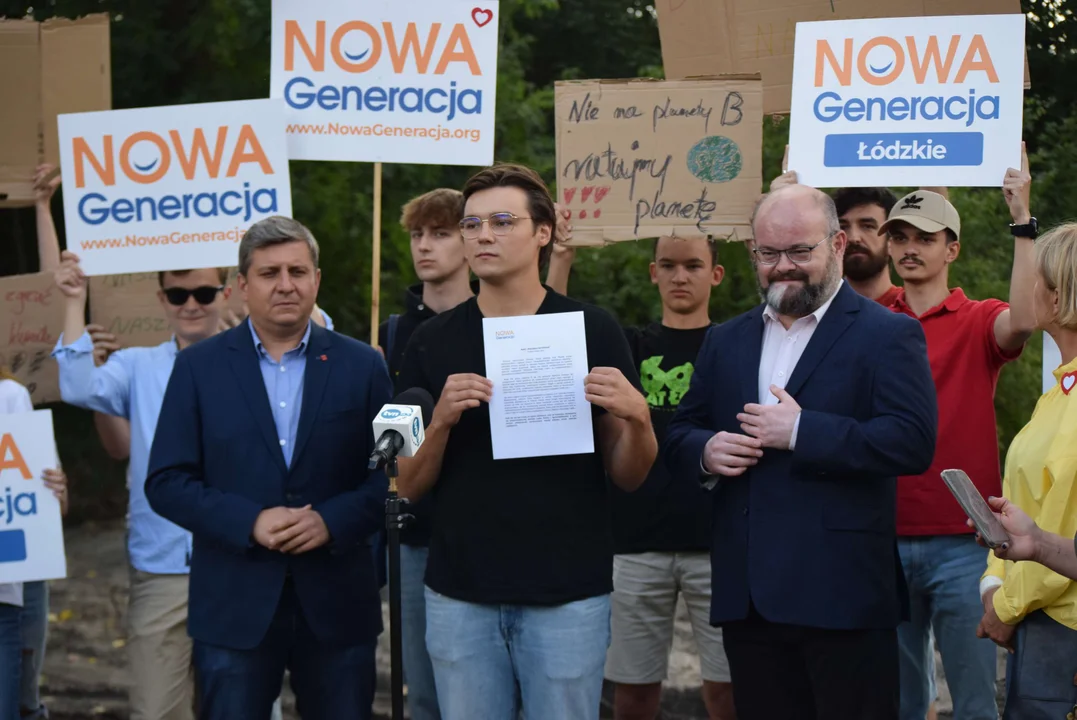 Młodzież przed składowiskiem odpadów chemicznych w Zgierzu